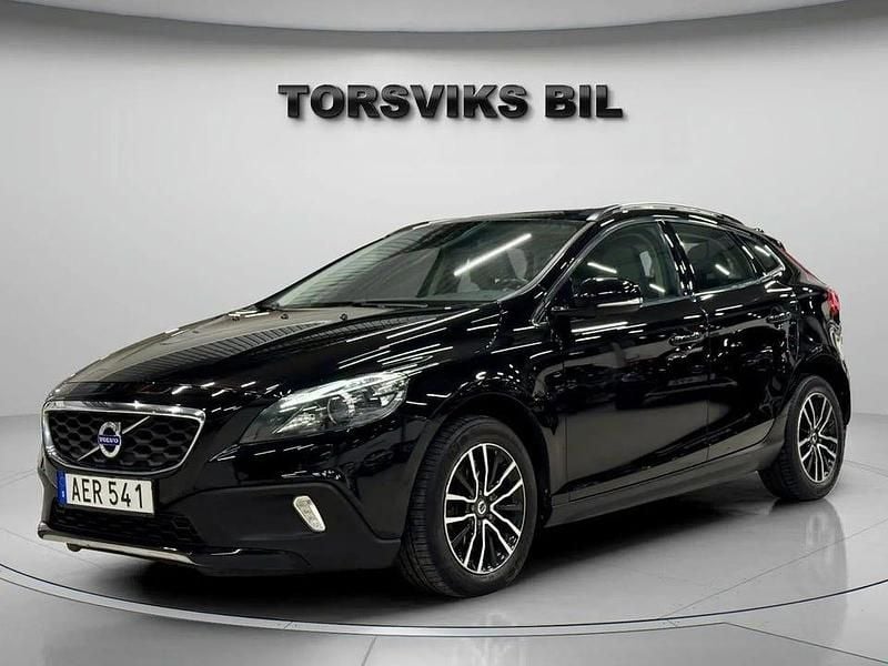 Svart Begagnad 2015 Volvo V40 CC Summum Kombi | 109 800 kr (Marknadspris) - Bild 1/4