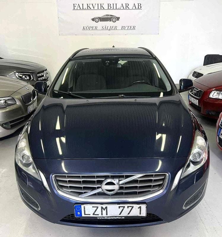 Blå Begagnad 2012 Volvo V60 Momentum Kombi | 64 900 kr (Marknadspris) - Bild 1/4