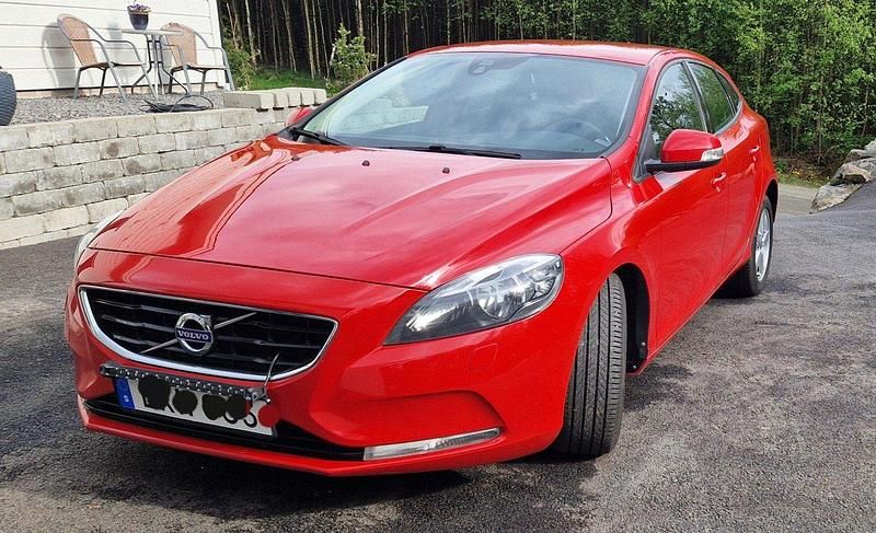 Röd Begagnad 2015 Volvo V40 Kinetic Kombi | 120 000 kr (Marknadspris) - Bild 1/4
