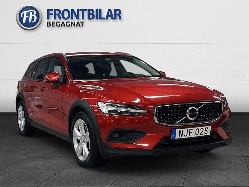 Röd Begagnad 2023 Volvo V60 CC Core Kombi | 349 900 kr (Bra pris) - Bild 1/4