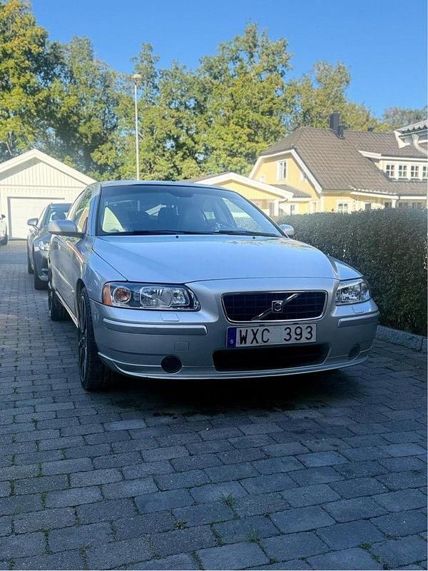 Grå Begagnad 2007 Volvo S60 Kinetic Sedan | 57 900 kr (Marknadspris) - Bild 1/4