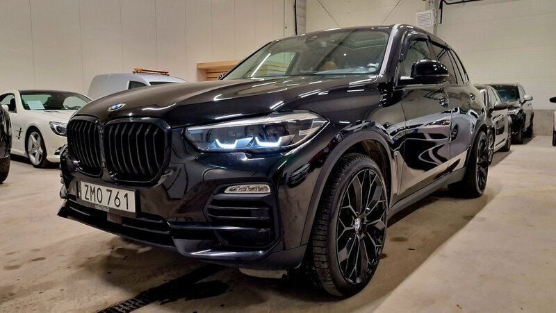 Svart Begagnad 2018 BMW X5 Sport Line SUV | 599 500 kr - Bild 1/4
