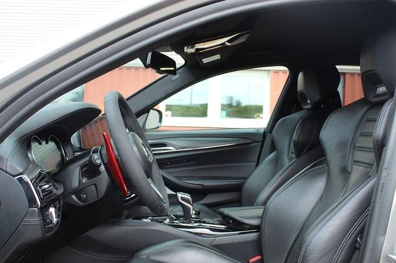 Begagnad BMW M5 600 HK (441 kW) 2018 Grå metallic Sedan