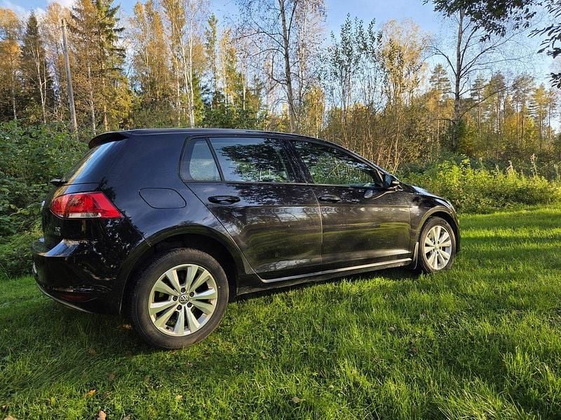 Svart Begagnad 2014 VW Golf VII Halvkombi | 70 000 kr (Marknadspris) - Bild 1/4