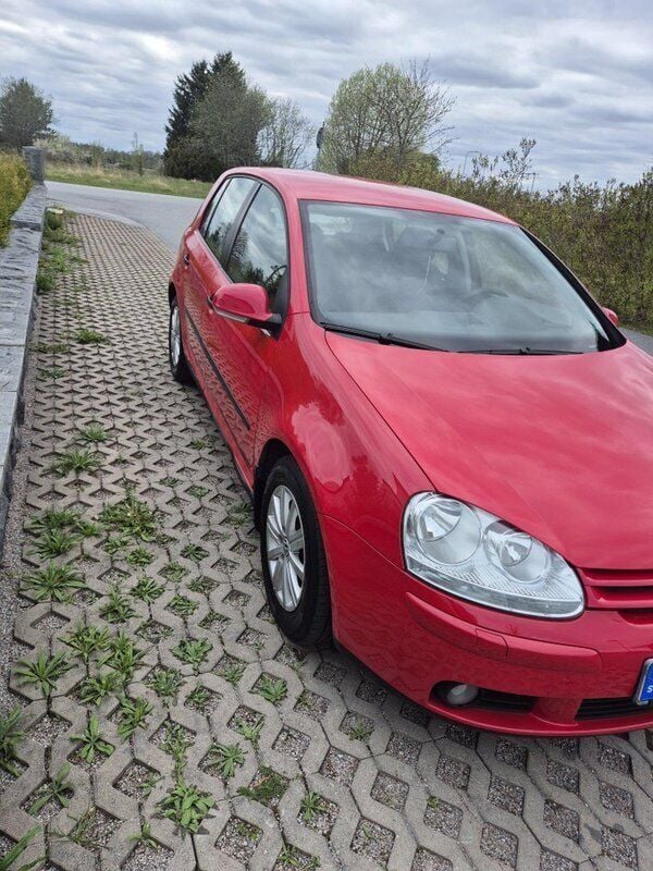 Röd Begagnad 2005 VW Golf IV Trendline Halvkombi | 33 000 kr (Marknadspris) - Bild 1/4
