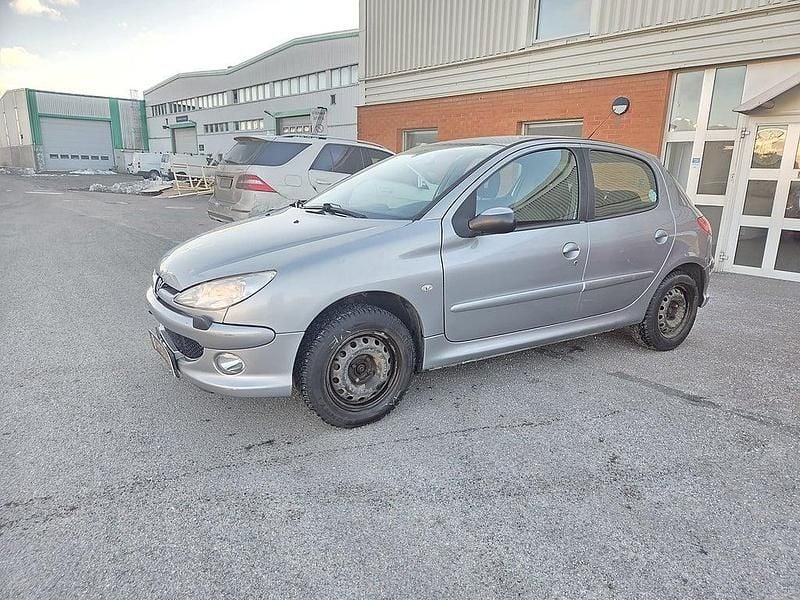 Begagnad Peugeot 206 109 HK (80 kW) 2005 Grå Halvkombi