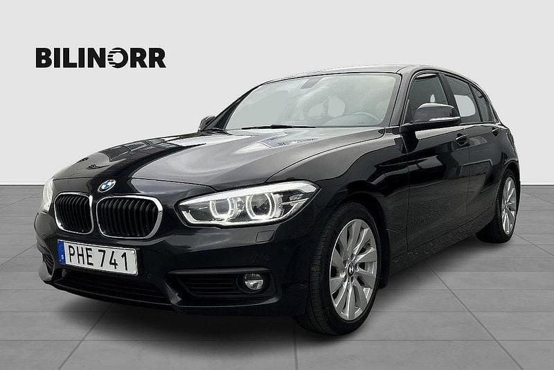Svart Begagnad 2017 BMW 120 Advantage Halvkombi | 169 900 kr (Bra pris) - Bild 1/4