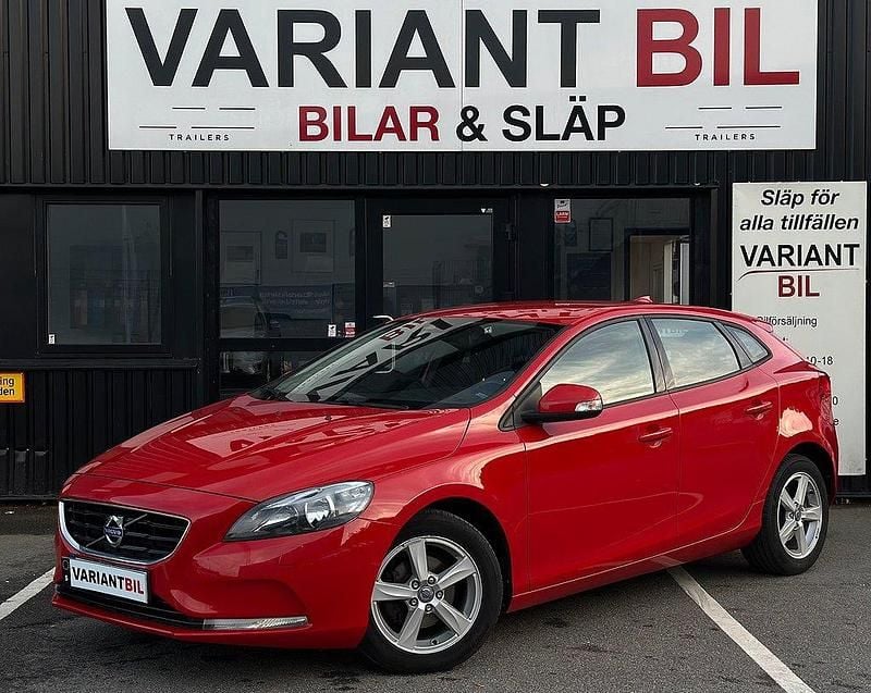 Röd Begagnad 2014 Volvo V40 Kinetic Kombi | 114 700 kr (Marknadspris) - Bild 1/4