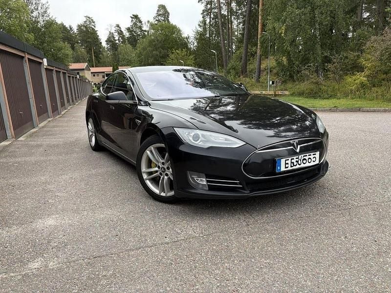 Svart Begagnad 2015 Tesla Model S Halvkombi | 160 000 kr (Dyr) - Bild 1/4