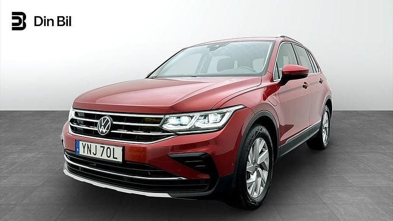 Kings red metallic Begagnad 2024 VW Tiguan SUV | 349 900 kr (Bra pris) - Bild 1/4