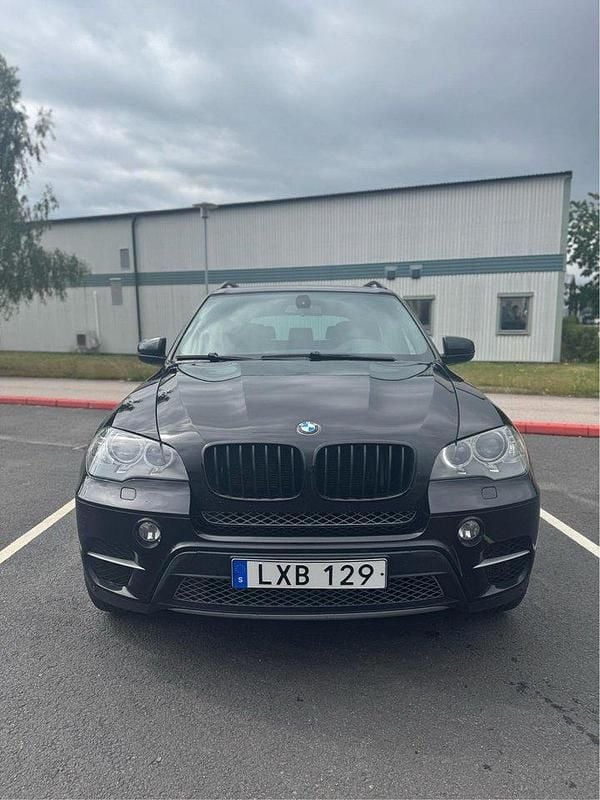 Svart Begagnad 2012 BMW X5 Sport Line SUV | 139 000 kr (Marknadspris) - Bild 1/4