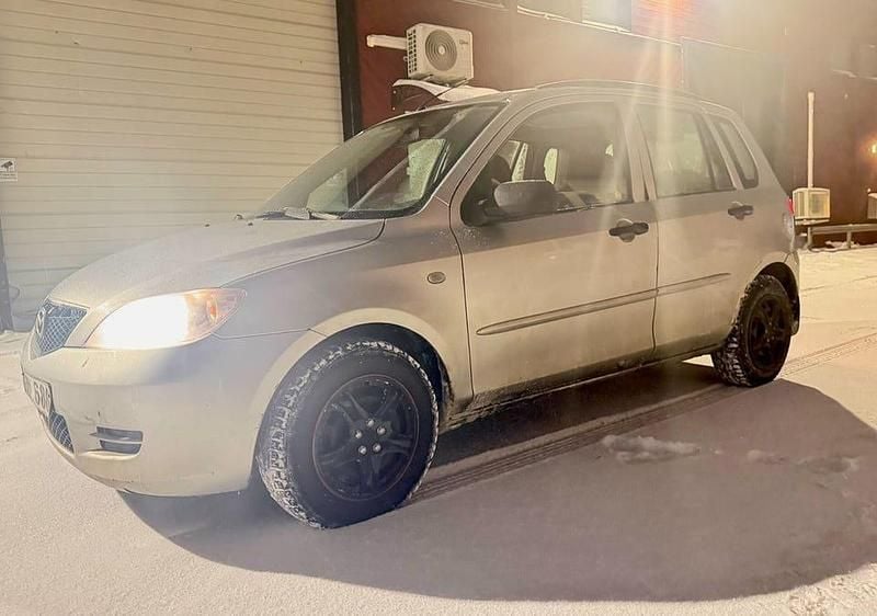 Silver Begagnad 2003 Mazda 2 Halvkombi | 7 000 kr - Bild 1/4