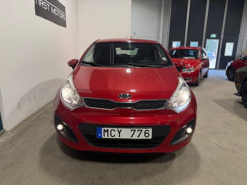 Begagnad Kia Rio 109 HK (80 kW) 2011 Röd Halvkombi