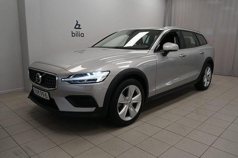 Silver Begagnad 2023 Volvo V60 CC Core Kombi | 349 900 kr (Marknadspris) - Bild 1/3