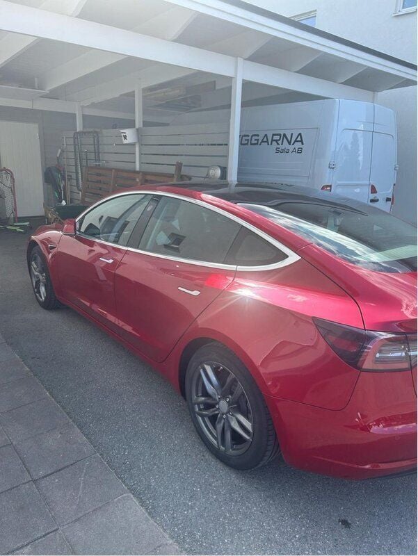 Röd Begagnad 2019 Tesla Model 3 Standard Range Plus Sedan | 219 000 kr (Marknadspris) - Bild 1/4