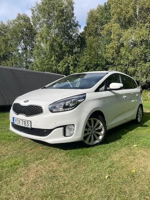 Vit Begagnad 2016 Kia Carens Minibuss | 84 000 kr (Bra pris) - Bild 1/4