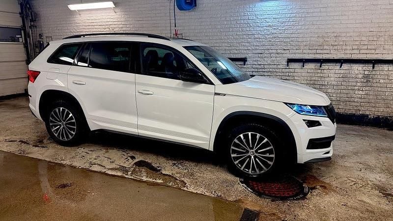Moon white metallic Begagnad 2019 Skoda Kodiaq SportLine SUV | 299 000 kr (Marknadspris) - Bild 1/4