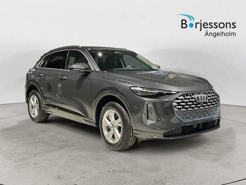 Grå Ny 2025 Audi Q5 SUV | 679 900 kr (Bra pris) - Bild 1/4