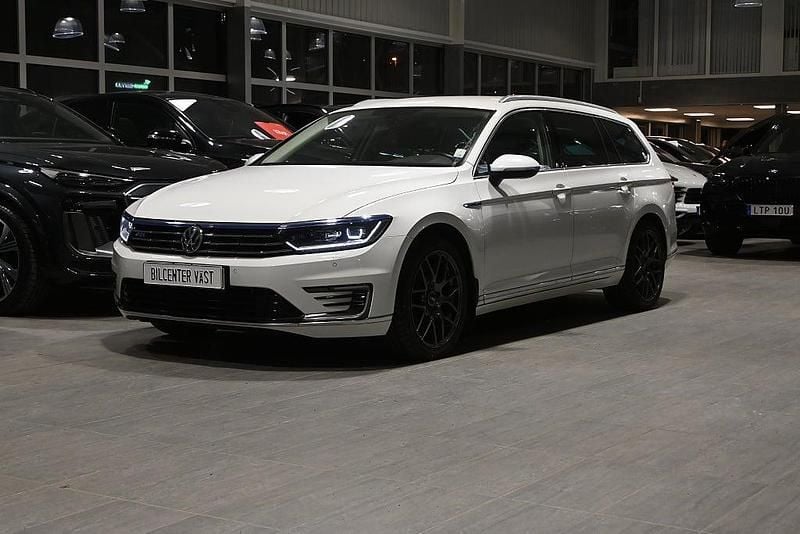 Pure white Begagnad 2016 VW Passat Business Kombi | 139 000 kr (Marknadspris) - Bild 1/4