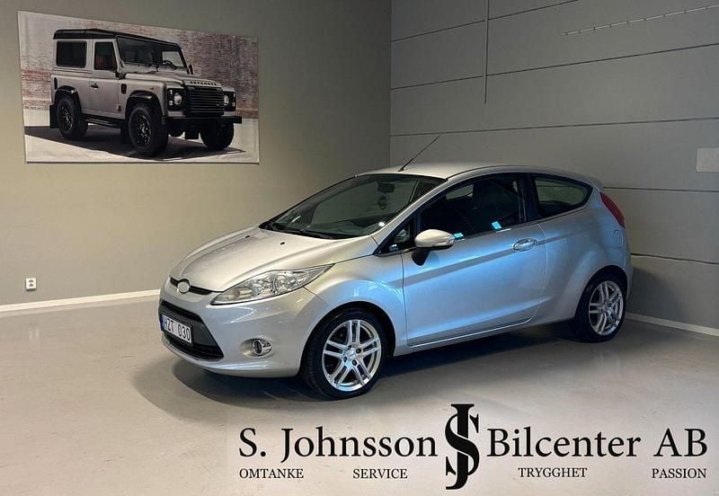 Grå Begagnad 2009 Ford Fiesta Titanium Halvkombi | 34 900 kr (Marknadspris) - Bild 1/4