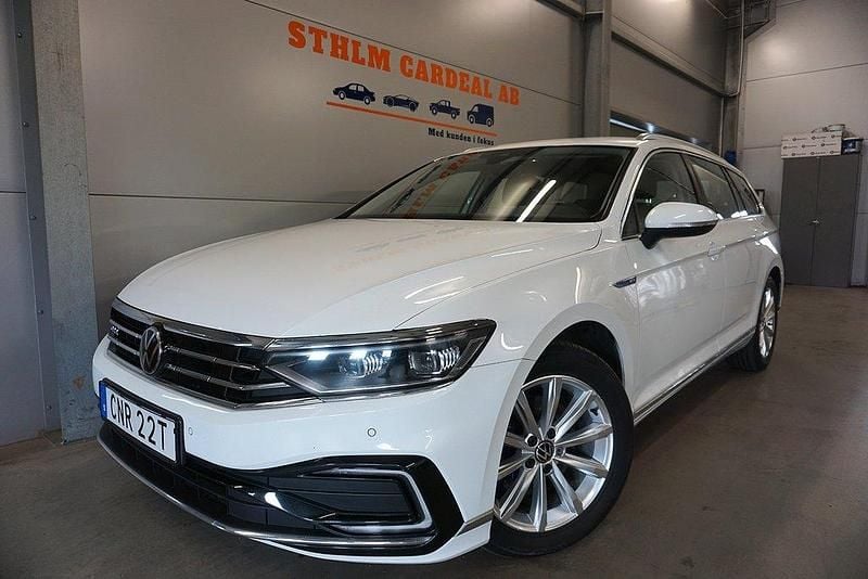 Vit Begagnad 2021 VW Passat GTE Kombi | 224 900 kr (Bra pris) - Bild 1/4
