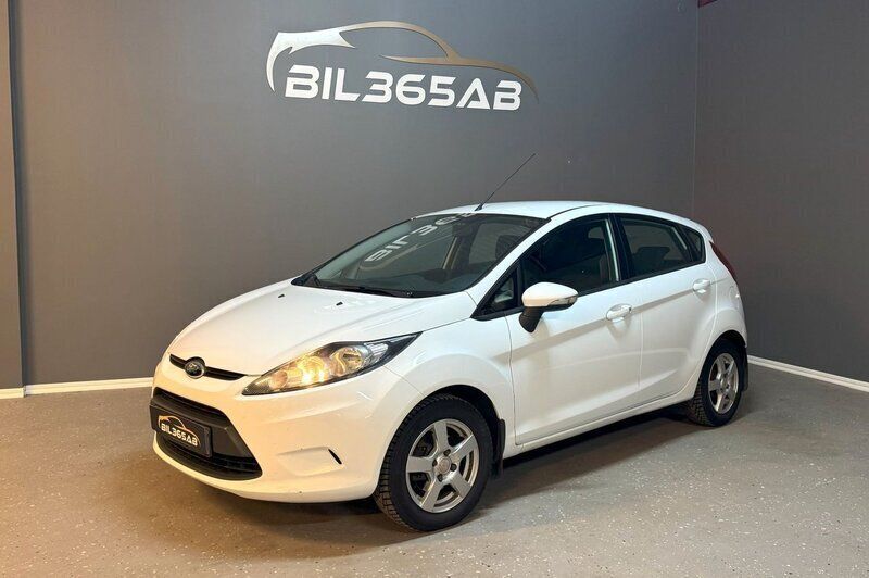 Grå Begagnad 2012 Ford Fiesta Titanium Halvkombi | 54 900 kr (Lite dyr) - Bild 1/4