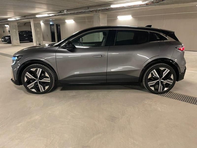 Begagnad Renault Megane E-Tech Iconic 160 kW (218 HK) 2023 Grå schiste med svart tak