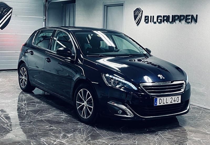 Mörkblå Begagnad 2014 Peugeot 308 Allure Halvkombi | 104 000 kr (Marknadspris) - Bild 1/4