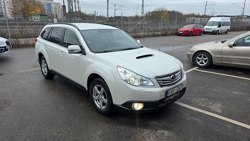 Vit Begagnad 2010 Subaru Outback Kombi | 24 900 kr (Marknadspris) - Bild 1/4