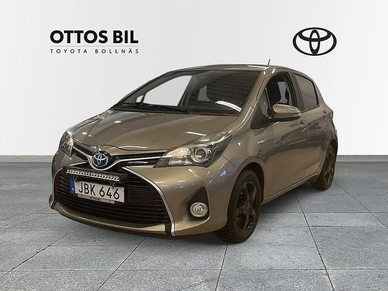 Brun Begagnad 2015 Toyota Yaris Hybrid Active Halvkombi | 144 000 kr (Marknadspris) - Bild 1/4