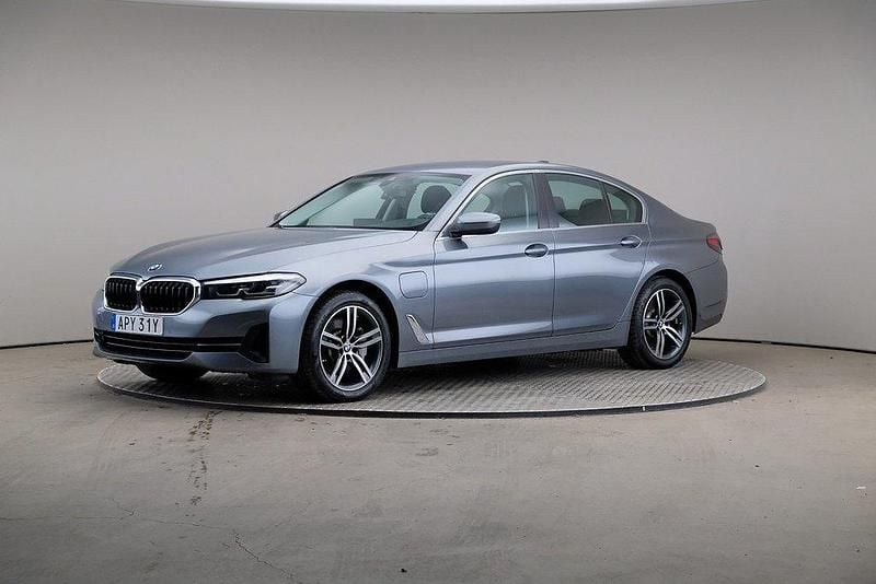 Blå Begagnad 2021 BMW 530e Sedan | 349 000 kr (Superpris) - Bild 1/4