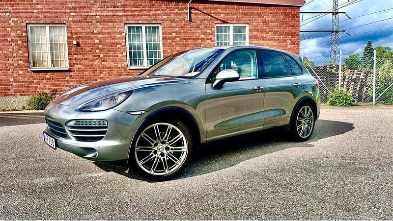 Grå Begagnad 2013 Porsche Cayenne SUV | 149 000 kr (Superpris) - Bild 1/4