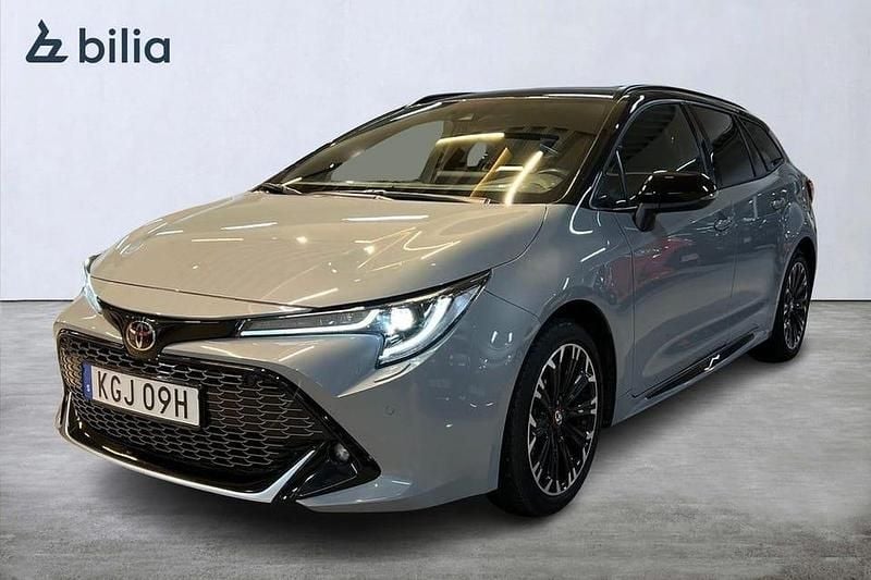 Grå Begagnad 2022 Toyota Corolla Sport Kombi | 284 900 kr (Marknadspris) - Bild 1/4