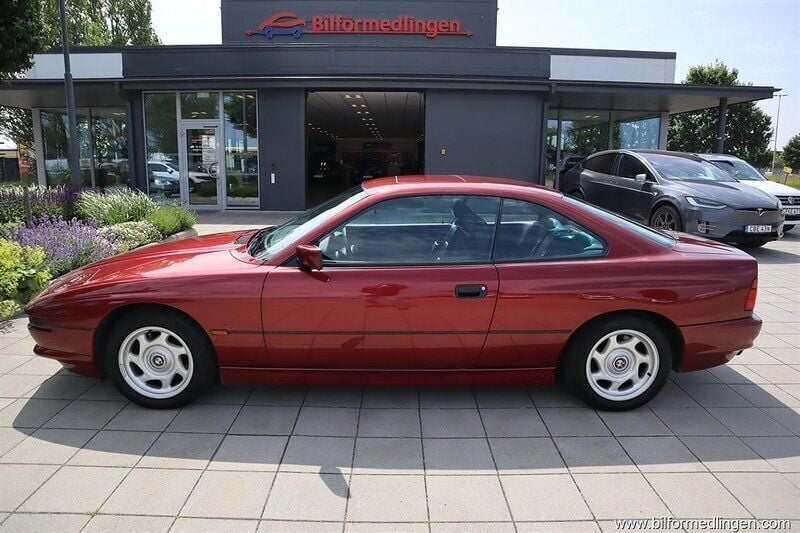 Röd samma som bilen Begagnad 1991 BMW 850 Sportkupé | 399 900 kr - Bild 1/4