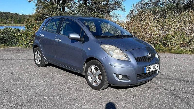 Blå Begagnad 2010 Toyota Yaris Halvkombi | 52 900 kr (Marknadspris) - Bild 1/4