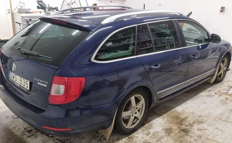 Blå Begagnad 2012 Skoda Superb Kombi | 46 000 kr (Marknadspris) - Bild 1/4