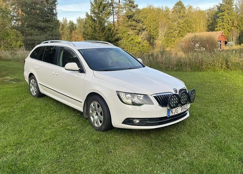 Vit Begagnad 2014 Skoda Superb Ambition Kombi | 84 000 kr (Bra pris) - Bild 1/4