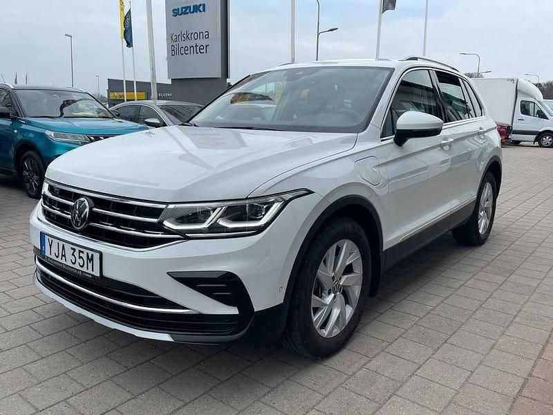 Vit Begagnad 2023 VW Tiguan Elegance SUV | 399 000 kr (Marknadspris) - Bild 1/4