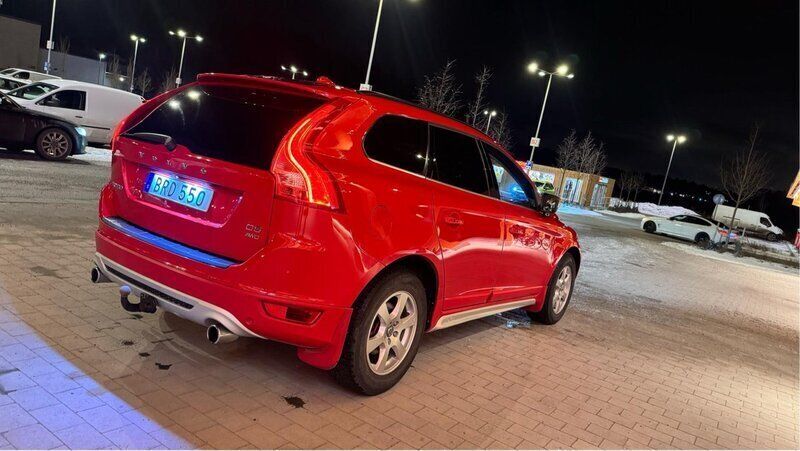 Röd Begagnad 2010 Volvo XC60 R-Design SUV | 109 999 kr (Marknadspris) - Bild 1/4