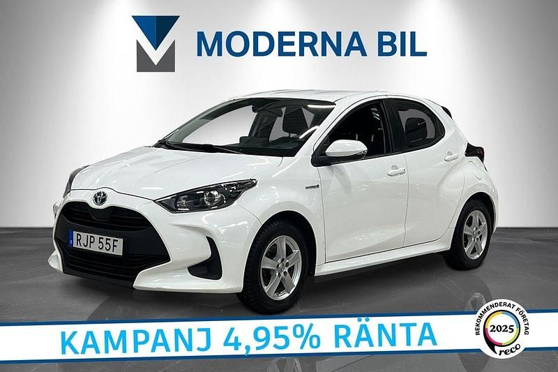 Vit Begagnad 2021 Toyota Yaris Hybrid Active Halvkombi | 177 400 kr (Marknadspris) - Bild 1/4