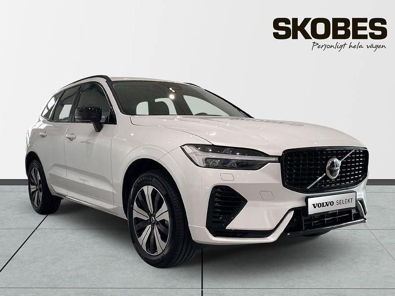 Vit Begagnad 2025 Volvo XC60 Plus SUV | 569 900 kr (Marknadspris) - Bild 1/3