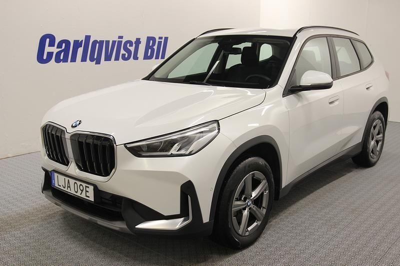 Vit metallic Begagnad 2023 BMW X1 SUV | 399 000 kr (Marknadspris) - Bild 1/4