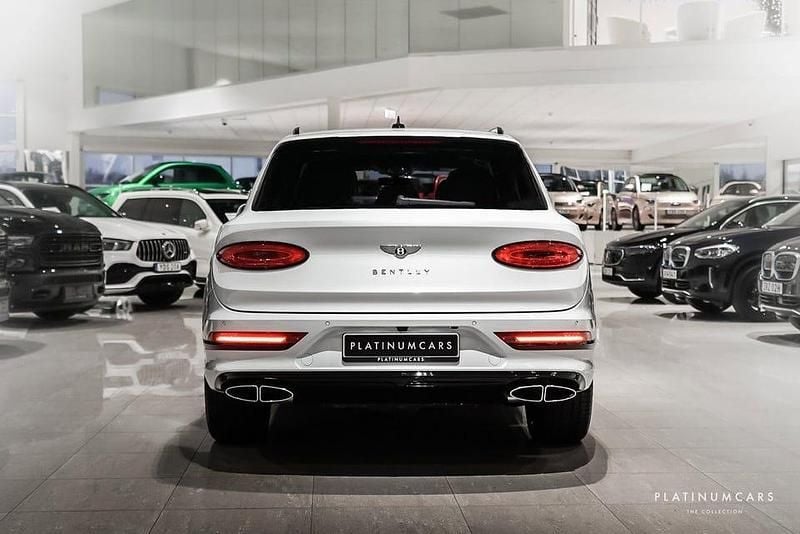 Begagnad Bentley Bentayga Mulliner 549 HK (403 kW) 2021 Vit SUV