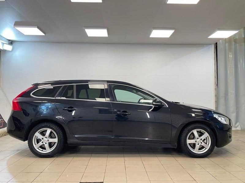 Begagnad Volvo V60 Momentum 163 HK (119 kW) 2012 Svart Kombi