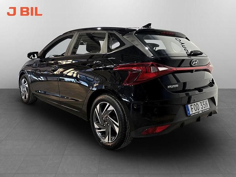 Begagnad Hyundai i20 Essential 84 HK (61 kW) 2022 Svart Halvkombi