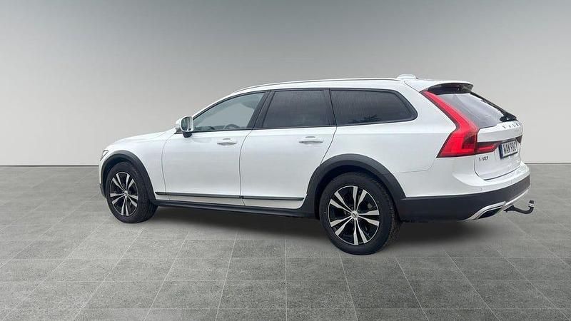 Begagnad Volvo V90 CC Momentum 194 HK (142 kW) 2019 Vit Kombi