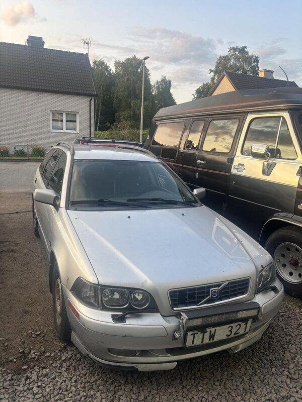 Grå Begagnad 2003 Volvo V40 Kombi | 5 000 kr (Bra pris) - Bild 1/4