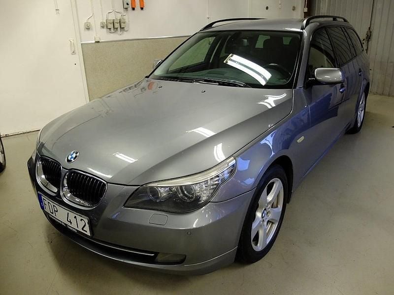 Grå Begagnad 2009 BMW 530 Kombi | 115 000 kr (Marknadspris) - Bild 1/4