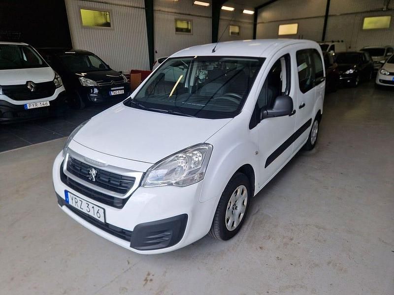 Vit Begagnad 2017 Peugeot Partner Tepee Minibuss | 99 800 kr (Marknadspris) - Bild 1/4
