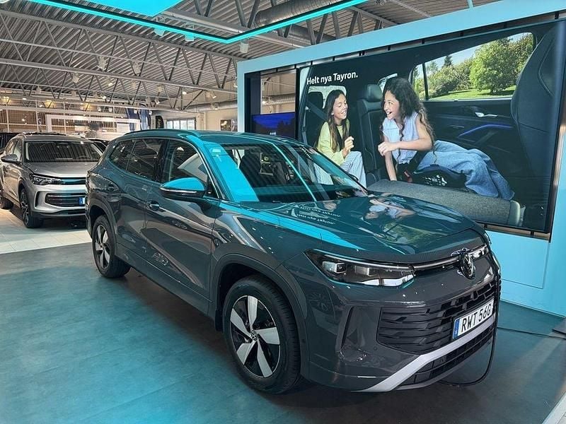 Grå (dolphin grey metallic) Ny 2025 VW Tayron Life SUV | 499 900 kr (Superpris) - Bild 1/4